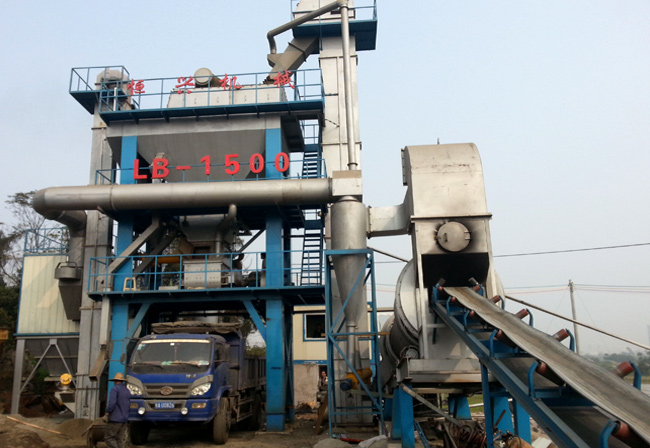 海南LB-1500瀝(li)青混凝土攪拌(ban)站設備現場