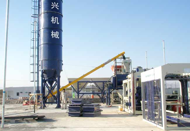 沙特(te)阿拉伯6型砌塊(kuai)成型機客戶現(xian)場