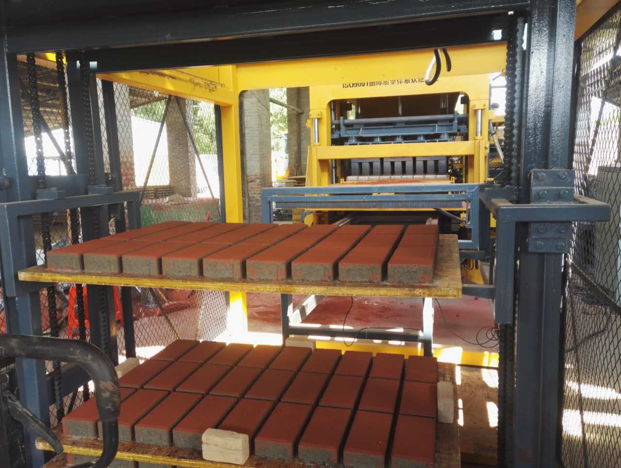 透水磚(zhuān)機QT8-15案例 透水磚(zhuān)設備